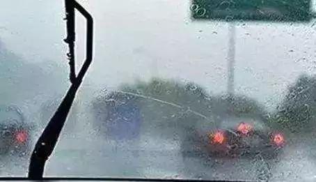梅雨季开车如何保证安全？